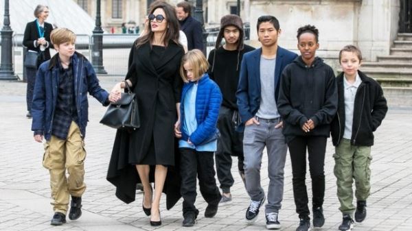 По случаю дня рождения: Анджелина Джоли сменила готический наряд на платье яркого цвета