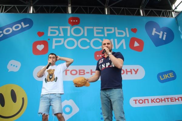 «Блогеры России»: Тимати, Карина Кросс и другие звезды на фестивале