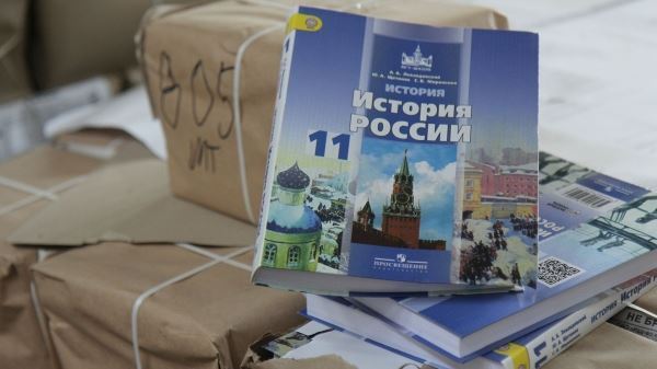 Песков рассказал об отношении Путина к качеству учебников